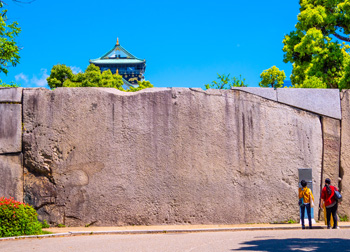 大坂城の石垣には、圧倒されるほどの巨石が各所に使われています（写真は大坂城桜門付近の蛸石）