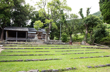 肥土山地区には約330年前から農村歌舞伎が受け継がれ、その舞台を見物する桟敷席は階段状の石積みで作られています