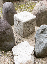 三角測量を行うために全国に設置されている「三角点」の柱石は、主として小豆島産の花崗岩が使われています（写真は土庄町役場内にある三角点）