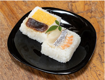 ほどよい酸味が食欲をそそる石切り寿司。酢飯がぎゅっと押し固められているので、一切れでも食べごたえ満点