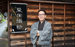 ����f�U�C�����������𒅂āA�H�[�̑O�ɗ��ēc�S�j����B�������ƂĂ����������ł�