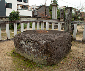 ��ˍ��������ՁB�ʊ_�ň͂�ꂽ���S�b�΂͓ޗǎ���̑n�������̂��̂Ɛ�������܂�