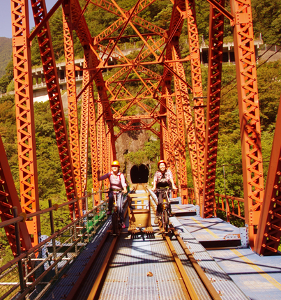 ������ɉ˂�S����g���l�����X���������Ղ�ɒʂ蔲���܂�