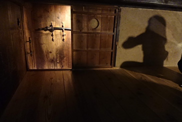 �E�҂̏Z�܂��ł́A�G�̐N���ɔ����Ă�����ꏊ�ɕ��킪�d���܂ꂽ