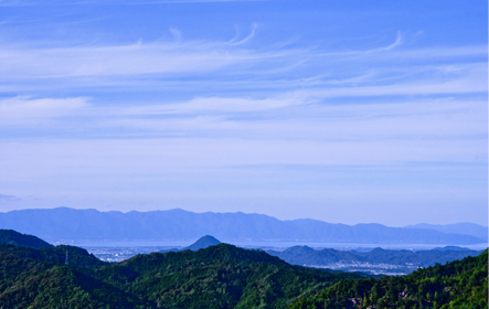 �u�E�̓��v�ƌĂ΂��R����o�����u�W�]��v����̌i�F�B��b�R�Ɣ��i�΂𒭖]�ł��܂�