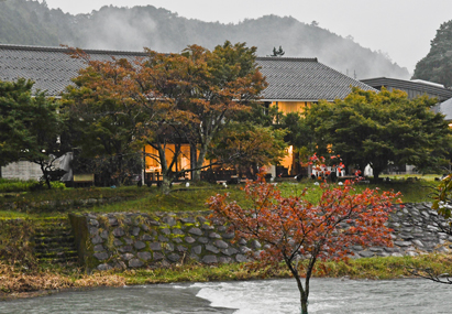 ��F��̔ȂɈʒu���A�l�G�܁X�̕�����y���߂܂�