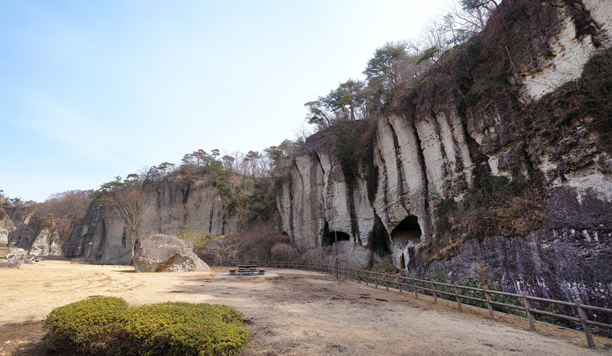 ��J�΂̍����R�̓Ɠ��ȕ��i�́A�p�쉈���ɘA�Ȃ��J�̊��Q�i��~�R�j�B���w�薼��