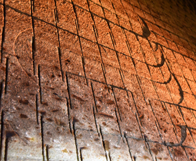 �ǖʂ̏c�a�́A�@�B�Ő؂�o���ꂽ�ՁB�􉽊w�I�Ȗ͗l�͈��̃A�[�g�̂悤�ł�����܂�