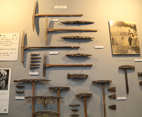 �����W���R�[�i�[�ł́A��J�΂̐����⎞��ɂ��̌@���@�̕ϑJ�Ȃǂ��w�ׂ܂��i�ʐ^�͎�@�莞��̃c���n�V�ށj