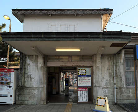 ��J�΂�p�����w�ɂŁA�J�Ƃ���1932�N�����̌��`���Ƃǂ߂Ă��܂��B�O�ǂ̐΂̒�������A���ǂ�艺���������A�㕔���c�����Ƃ�������������