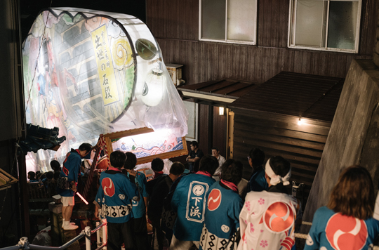 �����̃N���C�}�b�N�X�A�u�{�グ�v�̗l�q�B�J�⑾�ۂ��������苿�����A�_�Ђ֌������{�i�₵��j��̐Βi������Ă����܂�