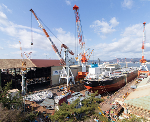 造船所のクレーンが立ち並ぶ呉湾。造船所として栄えた呉の町の技術が、今も受け継がれていることがうかがえます(歴史の見える丘より)