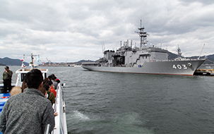 海上自衛隊OBが案内する呉湾艦船めぐり。停泊する海上自衛隊の船を間近に眺めます