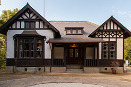 洋館部と和館部をもつ和洋折衷様式であることが特徴です