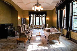 洋館部の壁や天井には、全国でも珍しい金唐紙(きんからかみ)が貼られています