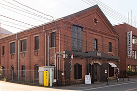 梁と桁の木材には、当時も高価であった国産のマツが使われていたのだそう。倉庫とは思えない贅沢な造りです(外観)