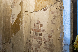 当時の姿をそのまま残す内壁。レンガの上に漆喰を塗ることで、強度を高くしています