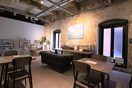 内部にはカフェスペースや、お土産ブースもあります。展示を眺めながら、ほっとひと休み