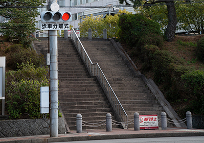すずさんがお義父さんのお見舞いに行くシーンで登場する、海軍病院前の階段