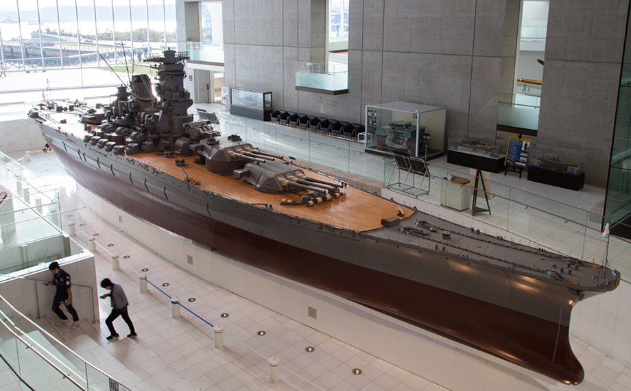 戦艦大和を10分の1で再現。計算された、無駄のない美しいフォルムがかっこいいです。迫力のスケールに、実物がどれほど巨大であったのか体感させられます(大和ミュージアム)