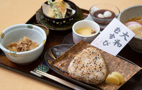 戦艦大和の最後の日に食べられたおむすびを再現した「大和むすび御膳」。当時貴重であった白米で握られたおむすびは御馳走でした