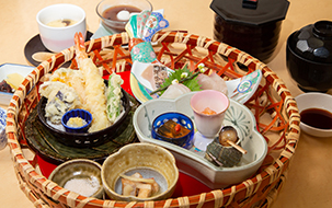 旬の食材をふんだんに使った、女性に人気の「かご御膳」