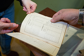 海軍の人が使用していた仕入帳。当時の品物の値段を知ることができます