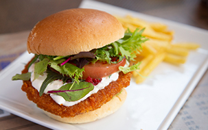 魚のすり身をカツにした呉のご当地グルメ「ガンス」をはさんだ「呉海事ガンスバーガー」