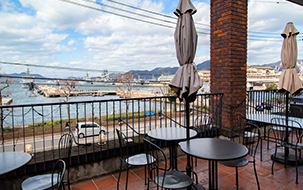 テラスからは海上自衛隊基地が眺められます