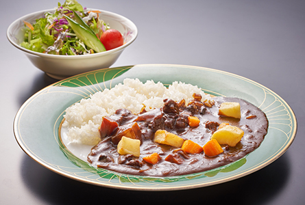 呉海事カレー「護衛艦さざなみ呉甘辛カレー」。牛すじを煮込んだコクのあるルーに、素揚げした野菜がトッピングされています