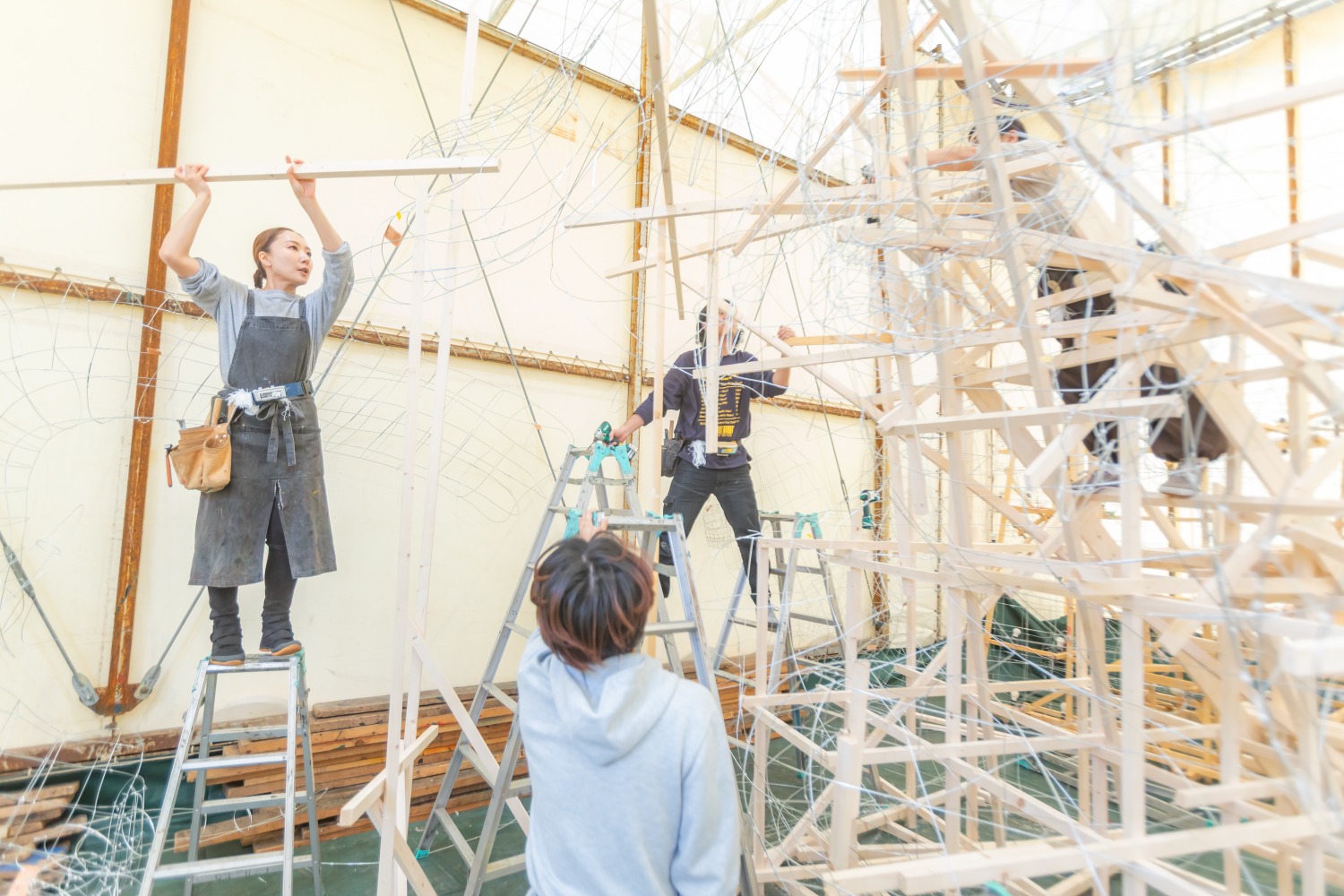 「骨組み」の作業。角材と針金を組み合わせて立体にしていきます（撮影：成田恭平）