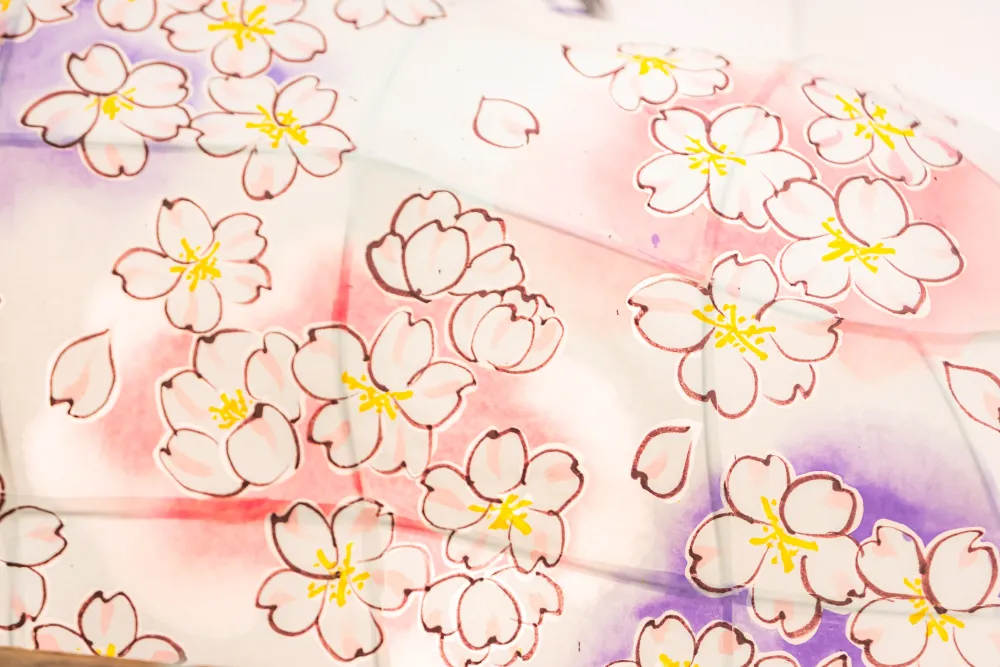 2026年のねぶたに描かれた桜。淡いピンクと紫の色彩が美しい（撮影：成田恭平）