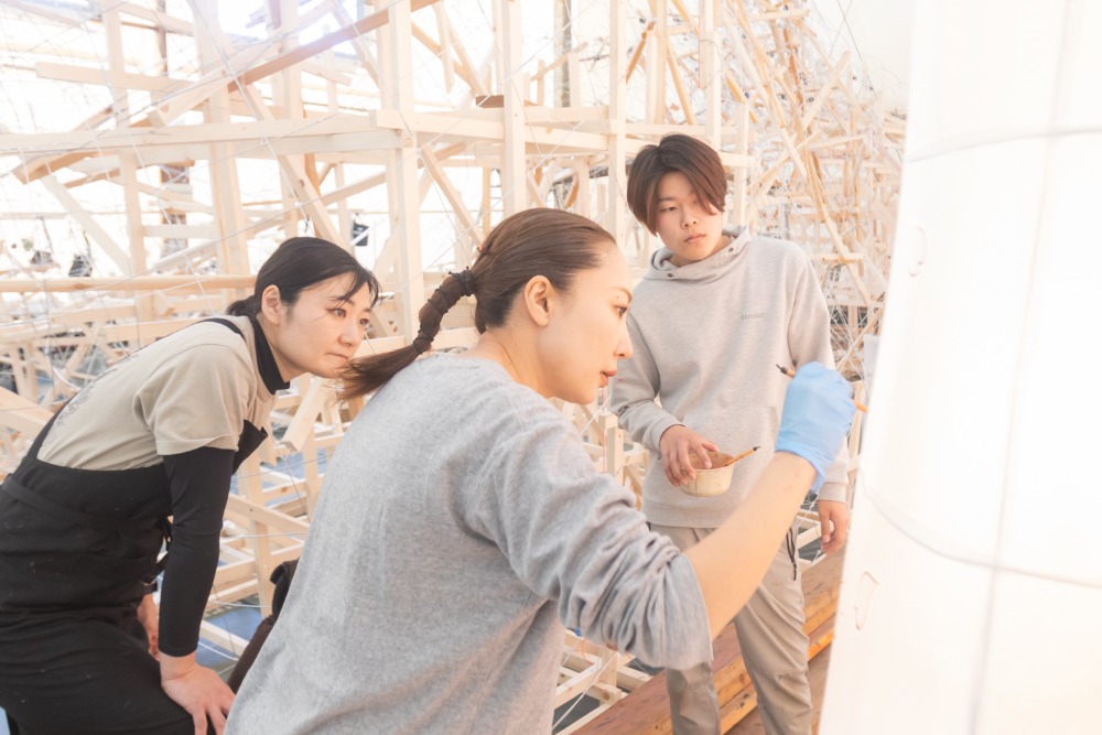 チームで連携しながら、全力で作業を進めていきます（撮影：成田恭平）
