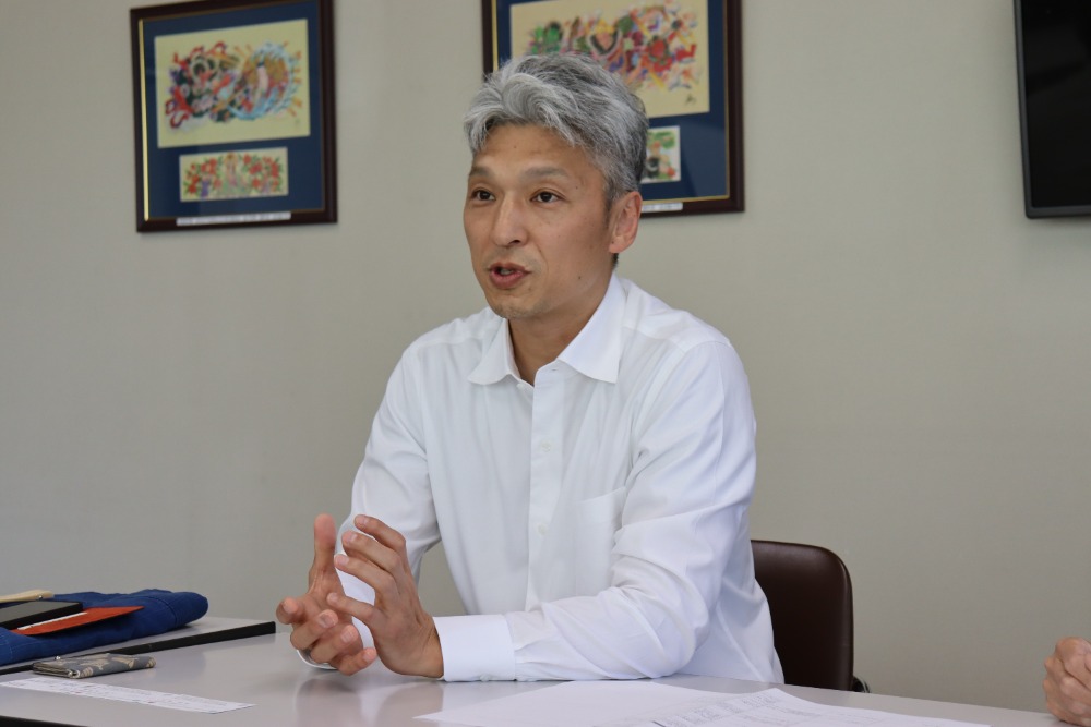 「扇子持ち」を務める小山田拓治さん