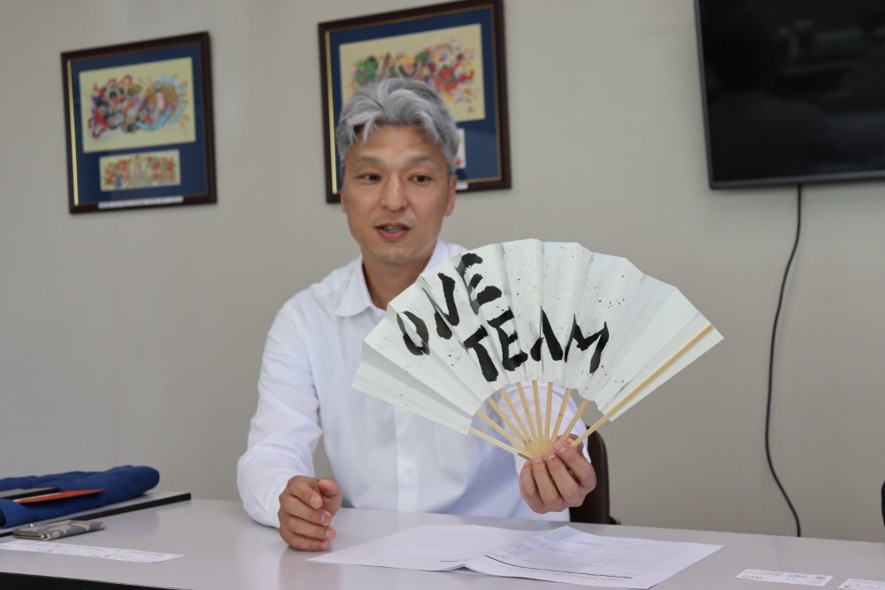 北村麻子さん直筆「ONE TEAM」の文字が書かれた扇子