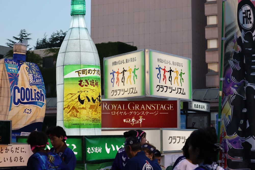 協賛企業のユニークな前ねぶたも見どころ