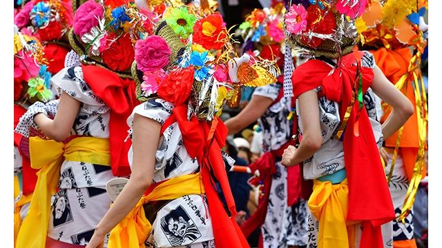 「青森ねぶた祭」では跳人(ハネト)と呼ばれる踊り手たちが、 独特の掛け声を上げながら踊り歩き、お祭りを盛り上げる！