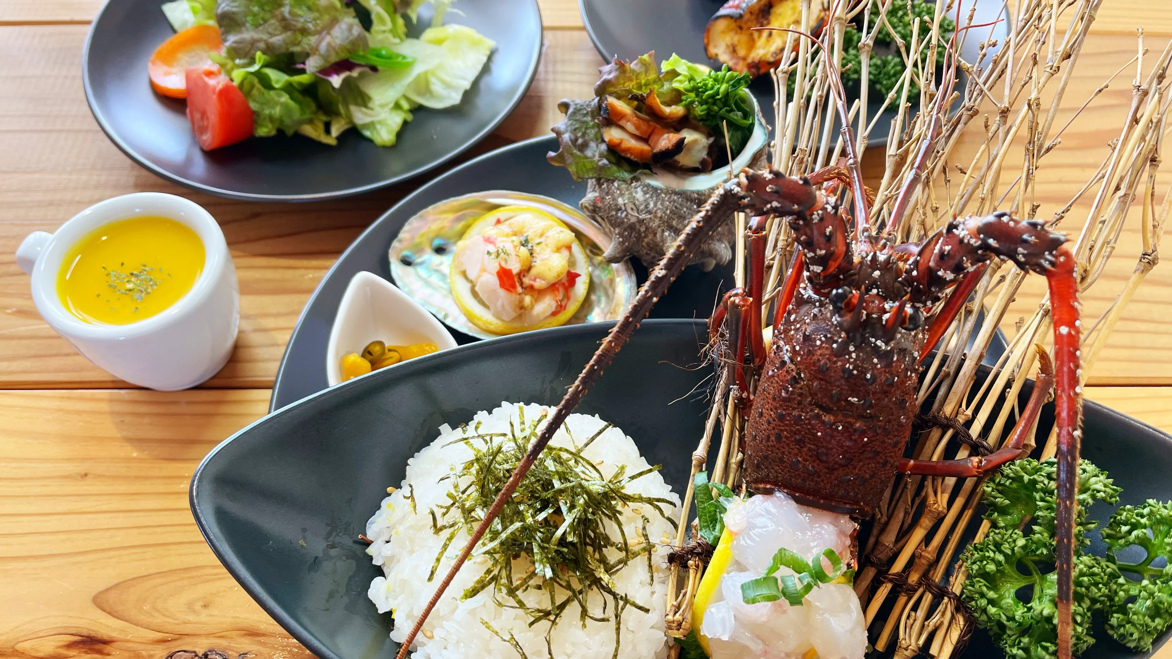 エビヤカフェ「鴨川伊勢海老の活き造り丼」